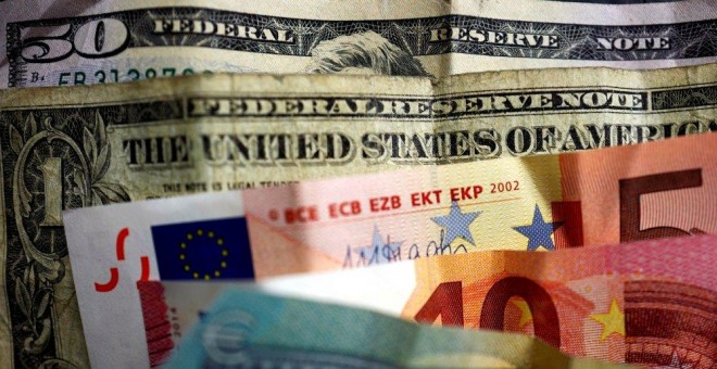 Billetes de dólar y de euro. REUTERS/Kai Pfaffenbach