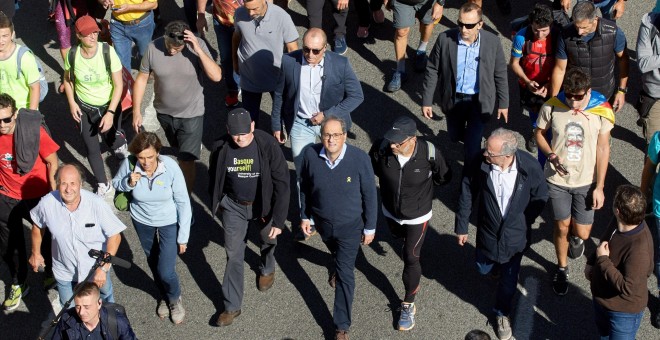 16/10/2019.- El presidente de la Generalitat de Catalunya, Quim Torra (c), y el exlehendakari Juan José Ibarretxe (3i), durante el recorrido por la AP-7 desde Girona de una de las 'marchas por la libertad'. / EFE