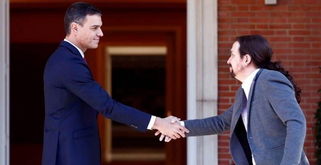 El presidente del Gobierno en funciones, Pedro Sánchez, recibe al líder de Unidas Podemos, Pablo Iglesias, en  Moncloa. (MARISCAL | EFE)