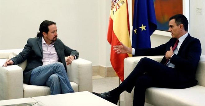 El presidente del Gobierno en funciones, Pedro Sánchez (d), se reúne con el líder de Unidas Podemos, Pablo Iglesias (i), este miércoles en el Palacio de la Moncloa, dentro de la ronda que está manteniendo con los responsables de la oposición para tratar l