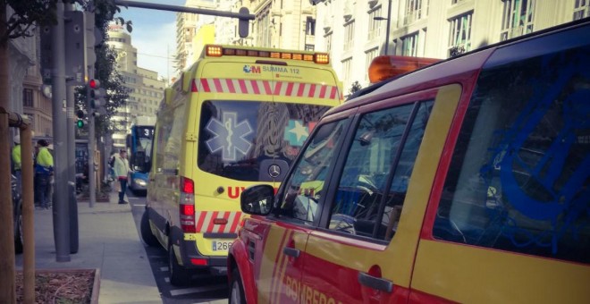 Ambulancias del servicio de emergencias en la Gran Vía madrileña. / 112