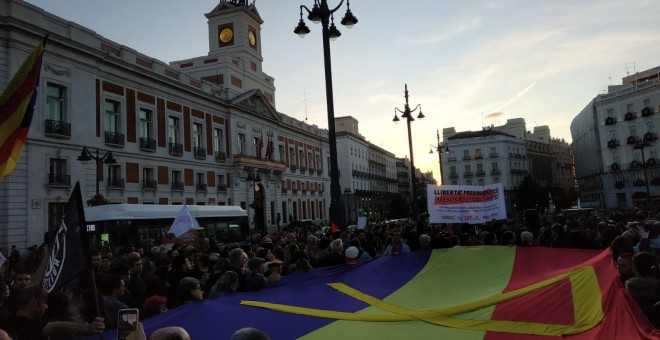 La bandera republicana gigante que han desplegado desde el inicio de la concentración algunas de las personas congregadas en la Puerta del Sol | Guillermo Martínez
