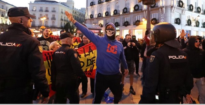Uno de los neonazis que ha irrumpido en la concentración pacífica ocultando su rostro. | Sergio Pérez
