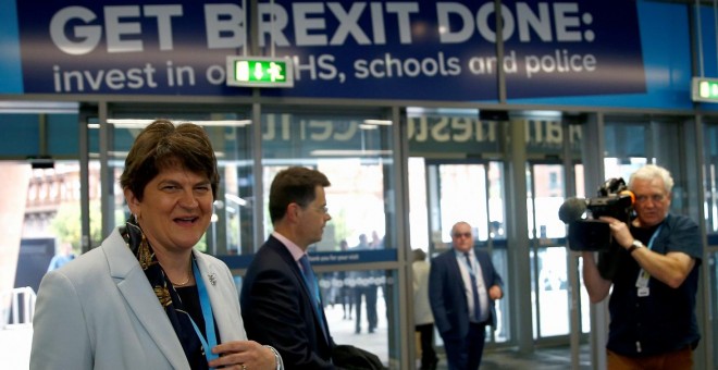 01/10/2019 - La líder del DUP, Arlene Foster, en Mánchester. / reuters - HENRY NICHOLLS