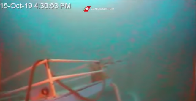Captura del vídeo de rescate de los cuerpos del naufragio en Lampedusa./ Guardia Costeira