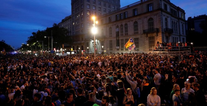 Miles de personas convocadas por los CDR se concentran en el paseo de Gracia en protesta por la sentencia del Supremo. /REUTERS
