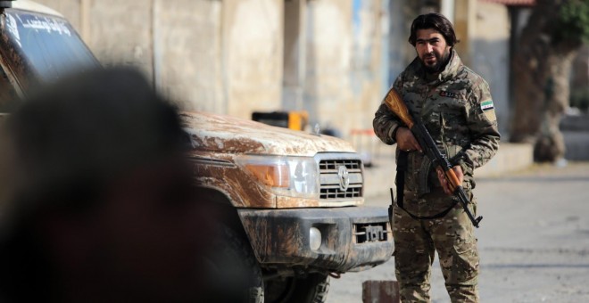 Un combatiente turco en la frontera con Siria/ AFP