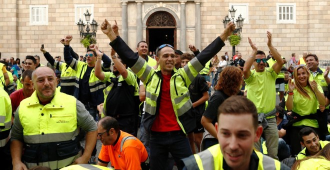 18/10/2019 - Los estibadores protestan en la Plaza de Sant Jaume durante la huelga general de Cataluña, en Barcelona. / REUTERS (Jon Nazca)