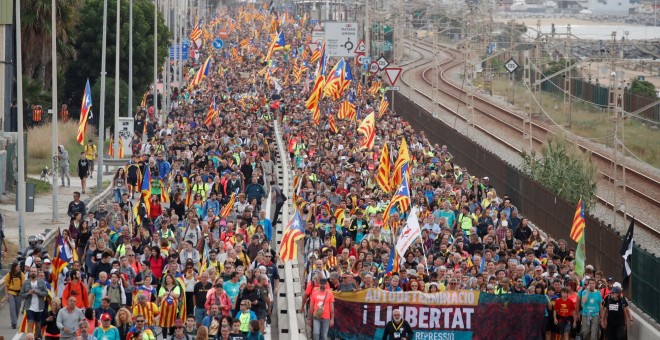 18/10/2019 - Los manifestantes catalanes cantan consignas mientras marchan durante la huelga general de Cataluña en El Masnou. / REUTERS (Albert Gea)