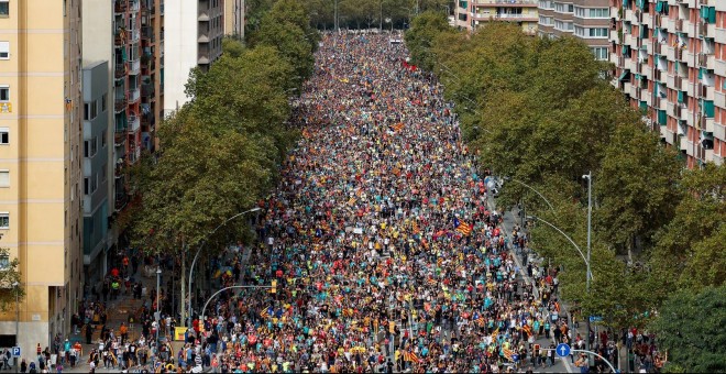 18/10/2019 - Miles de manifestantes en la Avenida Meridiana de Barcelona. / REUTERS - ALBERT GEA