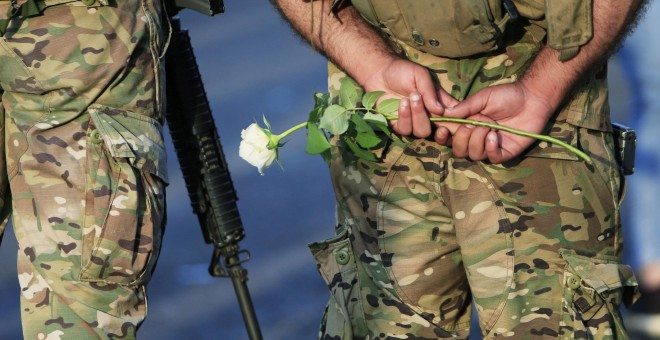 Un soldado libanés sostiene una rosa durante una protesta civil. REUTERS/Ali Hashisho