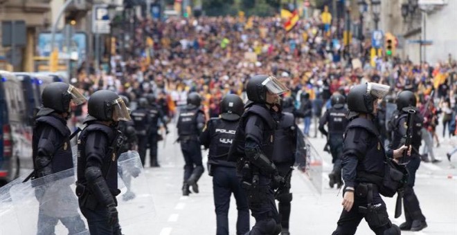 Agentes antidisturbios durante las protestas que se están produciendo ante la comisaria de la Policía Nacional de Via Laietana, en Barcelona. (ENRIC FONTCUBERTA | EFE)