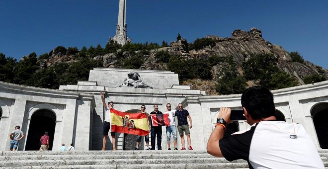 Militantes franquistas en el Valle de los Caídos. EFE