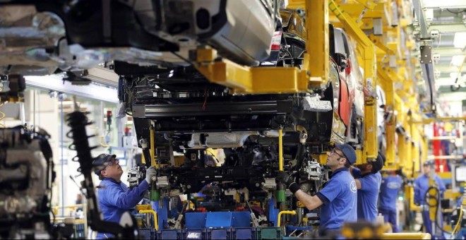 Trabajadores den la cadena de montaje de la planta de Ford en Almussafes (Valencia). EFE