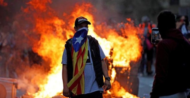 Manifestantes durante las protestas que se están produciendo ante la comisaria de la Policía Nacional de Via Laietana. (ALEJANDRO GARCÍA | EFE)