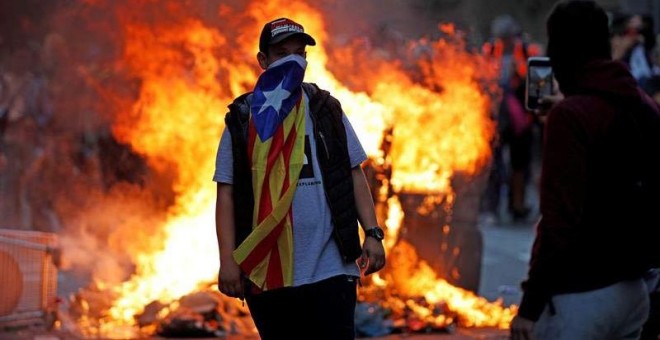 Manifestantes durante las protestas que se están produciendo ante la comisaria de la Policía Nacional de Via Laietana. (ALEJANDRO GARCÍA | EFE)