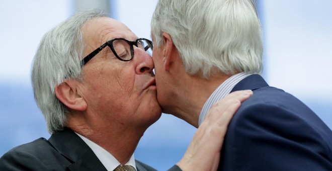 El presidente de la Comisión Europea, Jean-Claude Juncker (izq) y el principal negociador de la UE, Michel Barnier (dch). EFE/STEPHANIE LECOCQ