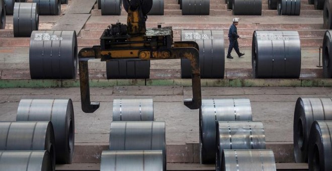 Un trabajador pasa junto a las bobinas de acero en la planta de Chongqing Iron and Steel en Changshou (China). REUTERS/Damir Sagolj