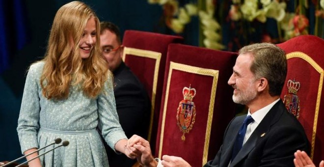 El rey Felipe coge la mano de su hija en la entrega de los premios Princesa de Asturias. (REUTERS)