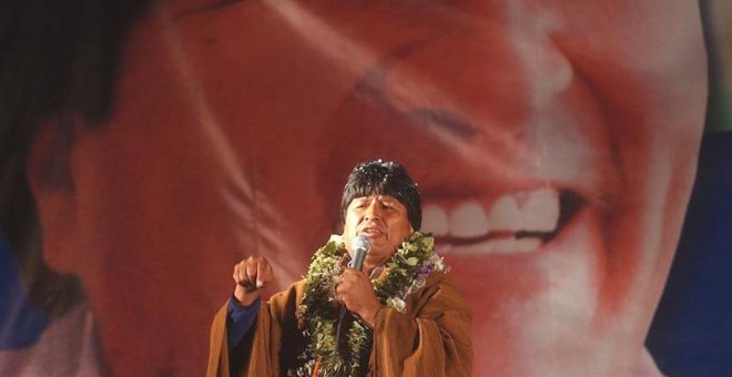 Fotografía de archivo fechada el 13 de diciembre de 2005, que muestra al líder indígena Evo Morales, candidato a la presidencia de Bolivia por el Movimiento al Socialismo (MAS), durante el cierre de campaña celebrado en la Plaza Villarroel de la ciudad de