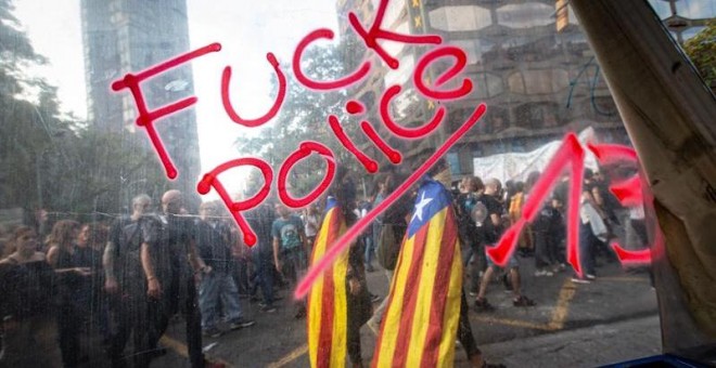 Manifestantes en la plaza de Urquinaona de Barcelona. / ENRIC FONTCUBERTA (EFE)