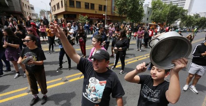 Personas protestan en las calles, en Santiago, Chile, hoy 19 de octubre de 2019. EFE/Elvis González