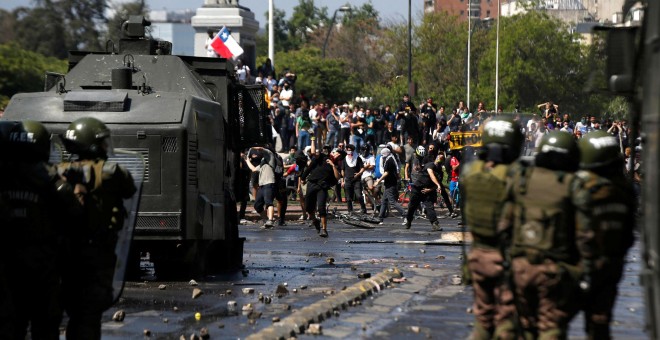 El ejército se enfrenta a los manifestantes durante las protestas en la capital del país, Santiago de Chile. / Reuters