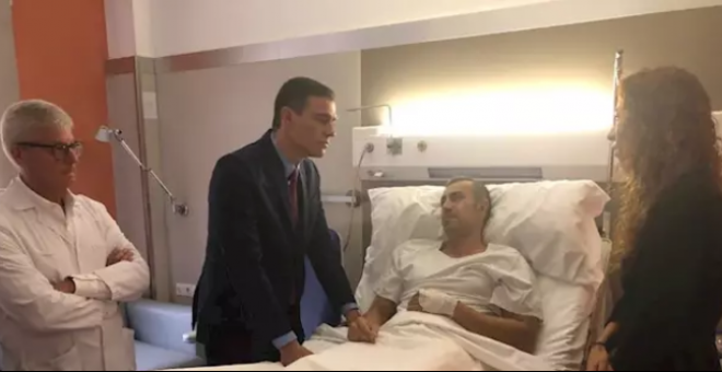 21/10/2019 - El presidente del Gobierno en funciones, Pedro Sánchez, visita a un agente herido en los disturbios en Barcelona - MONCLOA