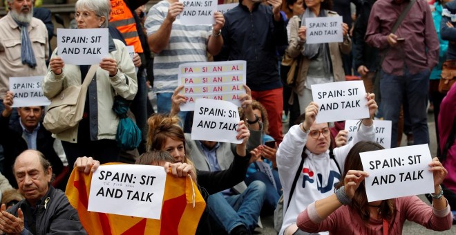 21/10/2019 - Un millar de personas se concentra ante la Delegación del Gobierno para pedir diálogo a Sánchez. / REUTERS - ALBERT GEA