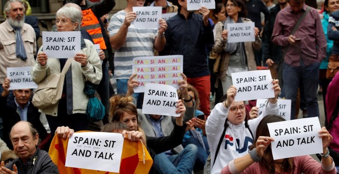 21/10/2019 - Un millar de personas se concentra ante la Delegación del Gobierno para pedir diálogo a Sánchez. / REUTERS - ALBERT GEA