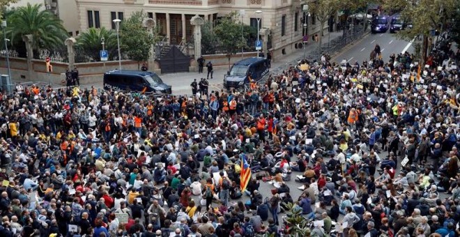 Un miler de persones s'han concentrat a la Delegació del Govern espanyol, on es preveia una reunió de Pedro Sánchez amb Teresa Cunillera. EFE / TONI ALBIR