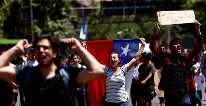 21.10.19 - Manifestantes protestan este lunes en la Plaza Italia durante una nueva jornada de masivas protestas en Santiago (Chile). EFE/Esteban Garay