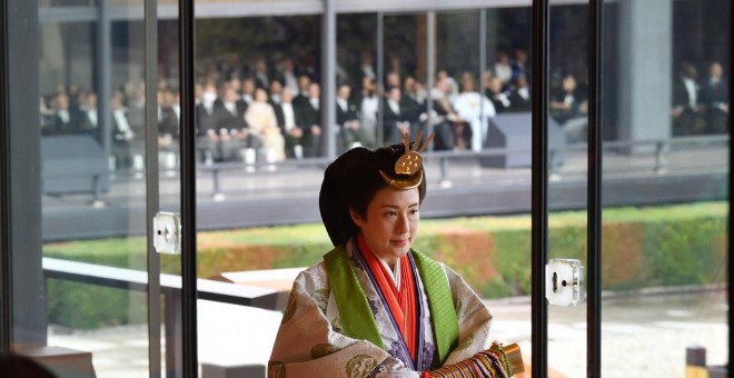 22/10/2019.- La emperatriz japonesa Masako se va al final de la ceremonia de entronización donde el emperador Naruhito proclamó oficialmente su ascensión al trono. EFE / EPA / KAZUHIRO NOGI / PISCINA