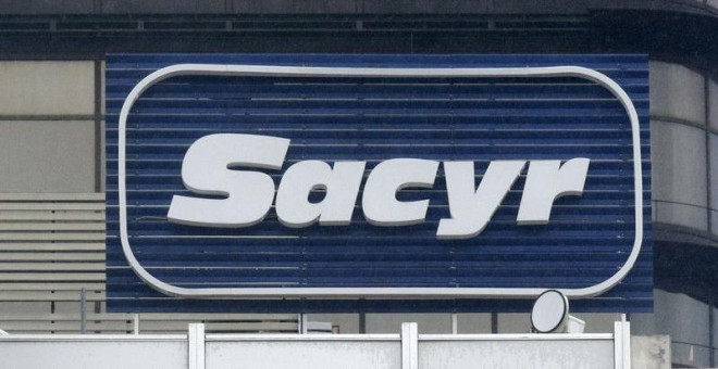 El logo de Sacyr en la sede de la empresa en Madrid. REUTERS/Andrea Comas