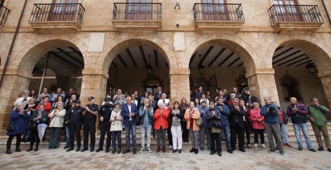 Imagen de la concentración en el Ayuntamiento de Dénia (Alicante) , que decreta un día de luto, en repulsa al crimen machista de una mujer de 44 años. - EFE
