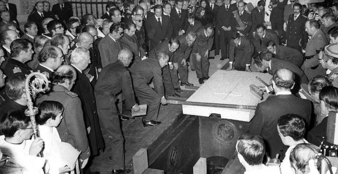 Llegada de los restos mortales de Franco, desde el Palacio Real al Valle de los Caidos para ser enterrado.- EFE