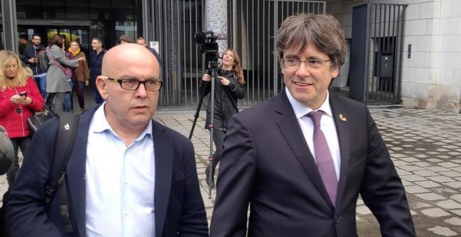 El expresidente de la Generalitat de Cataluña Carles Puigdemont se ha presentado voluntariamente ante las autoridades belgas acompañado de su abogado, Gonzalo Boyé, en relación con la orden europea de detención y entrega cursada por el Tribunal Supremo,