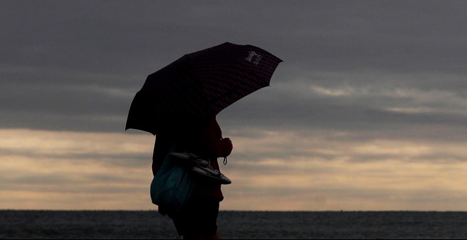 20/10/2019.- Una persona pasea por la playa de la Malvarrosa, València.(DANA)