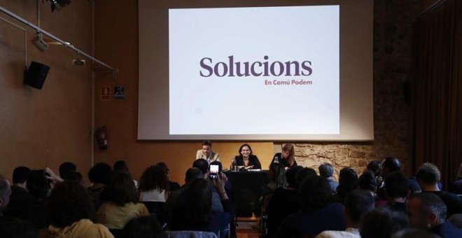 El portavoz en el Congreso de En Comú Podem, Jaume Asens (i), la alcaldesa de Barcelona, Ada Colau (c), y la líder en el Parlament, Jéssica Albiach (d), durante la reunión que los cargos electos de los comunes están celebrado este lunes para coordinar cuá