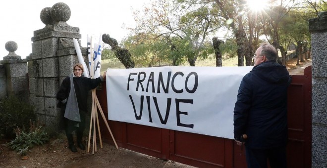 24/10/2019.- Varias personas despliegan una pancarta a favor del dictador a la entrada del Valle de los Caídos de donde serán exhumados los restos de Francisco Franco. / EFE