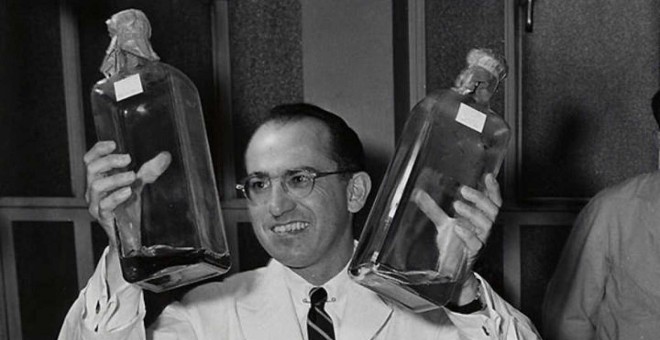 Jonas Edward Salk, doctor que desarrolló la vacuna contra la polio.