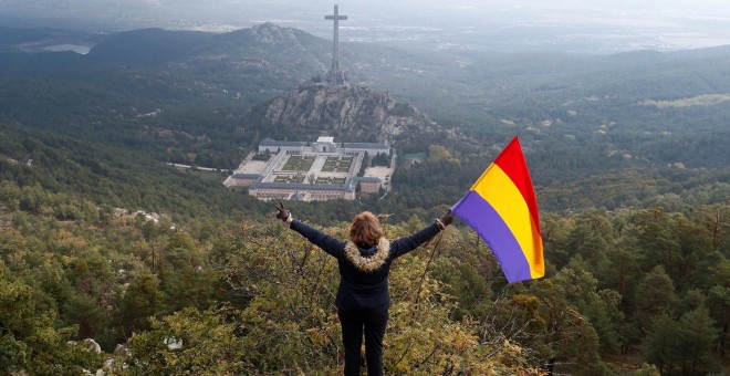 Una mujer sostiene una bandera republicana cerca del Valle de los Caídos, en Peguerinos, cerca de Madrid, España, 24 de octubre de 2019. REUTERS / Jon Nazca