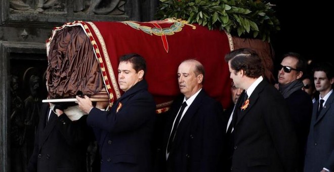 24/10/2019.- El nieto de Francisco Franco, Luis Alfonso de Borbón (i) lidera la comitiva familiar con los restos del dictador tras su exhumación del Valle de los Caídos y antes de su trasladado al cementerio de El Pardo-Mingorrubio para su reinhumación. E