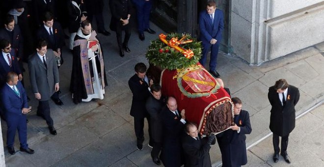 Momento en el que los familiares de Franco sacan los restos del dictador del Valle de los Caídos. - REUTERS