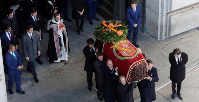 Momento en el que los familiares de Franco sacan los restos del dictador del Valle de los Caídos. - REUTERS