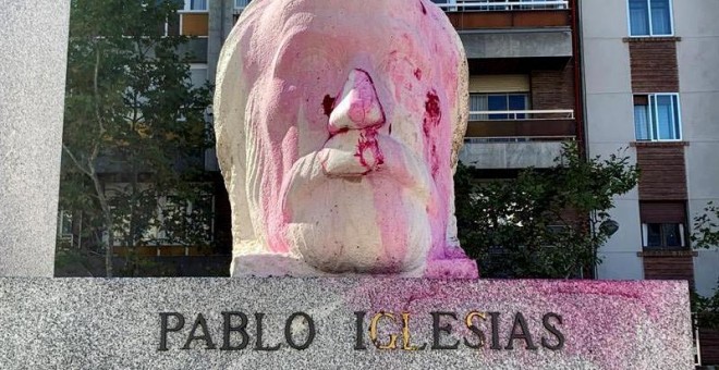 Así ha quedado el monumento de Pablo Iglesias. (EFE)
