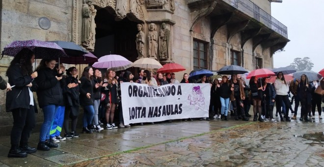 24/10/2019 - Concentración en la sede del rectorado de la Universidad de Santiago de Compostela en apoyo a la alumna que denunció al profesor Luciano Méndez por comentarios machistas. /ACCIÓN UNIVERSITARIA (TWITTER)
