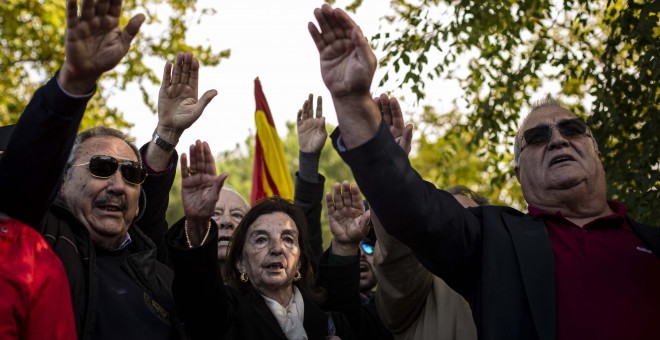 Cerca de 200 personas han acudido a Mingorrubio a rendir homenaje al dictador y a protestar por su exhumación del Valle de los Caídos.- JAIRO VARGAS