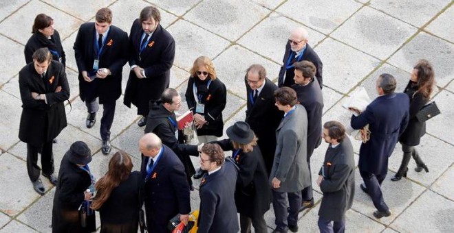 Los familiares de la familia Franco son recibidos por el prior de la basílica del Valle de los Caídos, este jueves . EFE/Emilio Naranjo