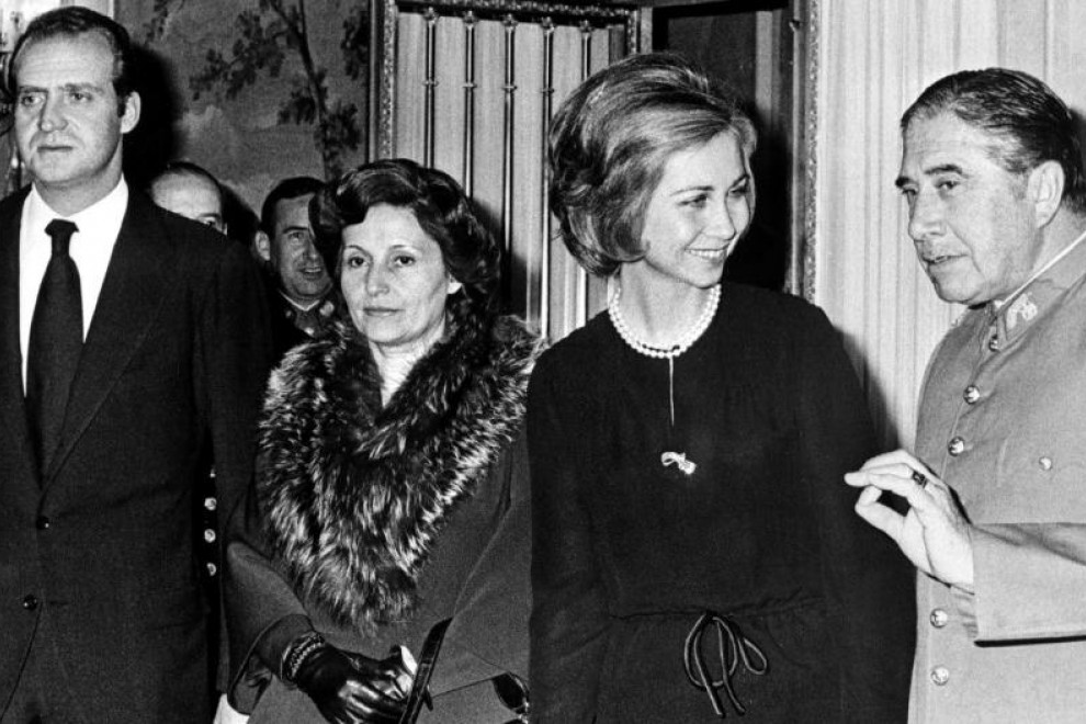 Foto de noviembre de 1975 de los reyes Juan Carlos y Sofía con el general Augusto Pinochet y su esposa Lucia, en la visita que el dictador chileno hizo a España para acudir al entierro de Francisco Franco. AFP